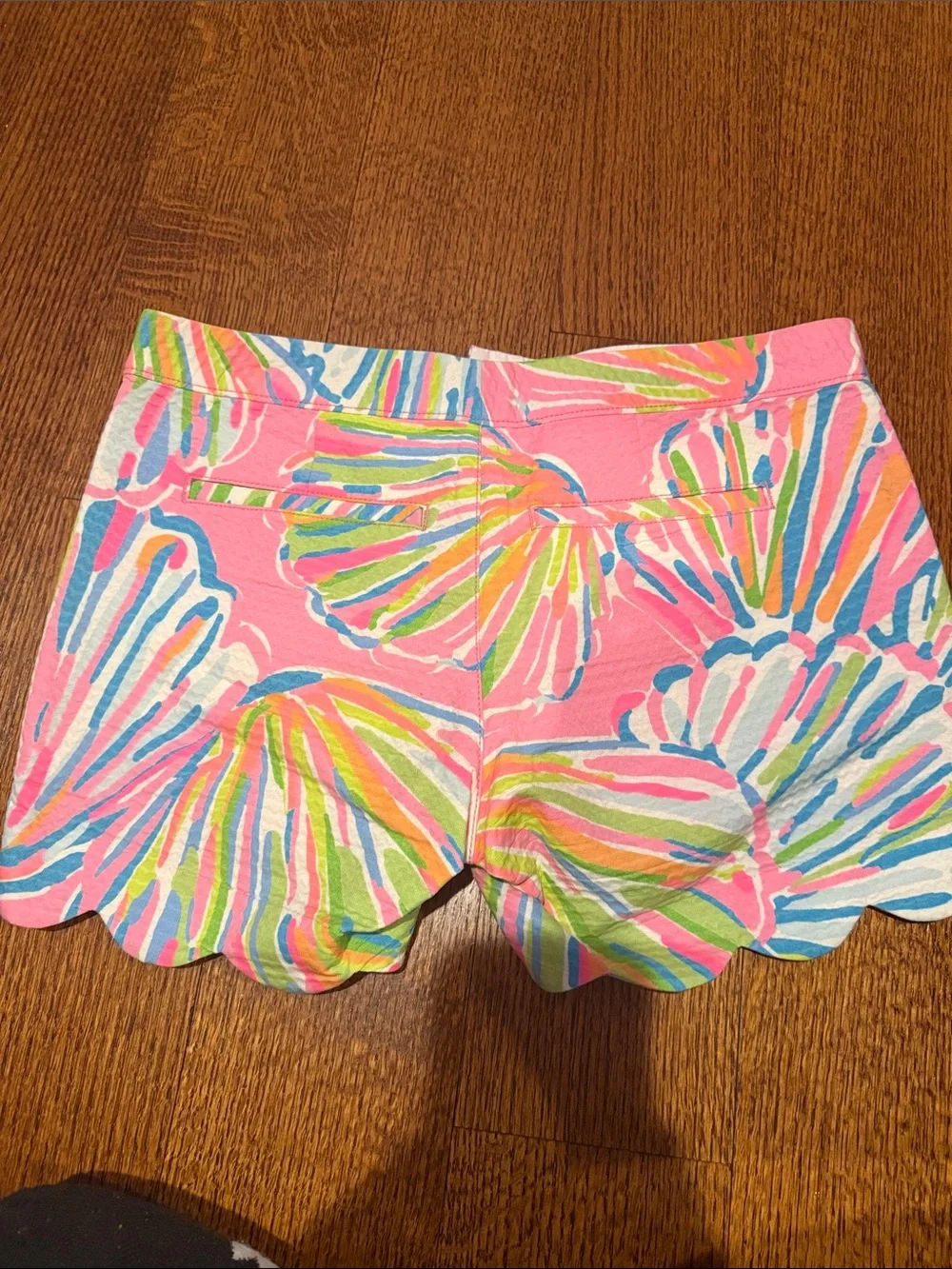 Lilly Pulitzer scalloped buttercup short - Picture 3 of 3